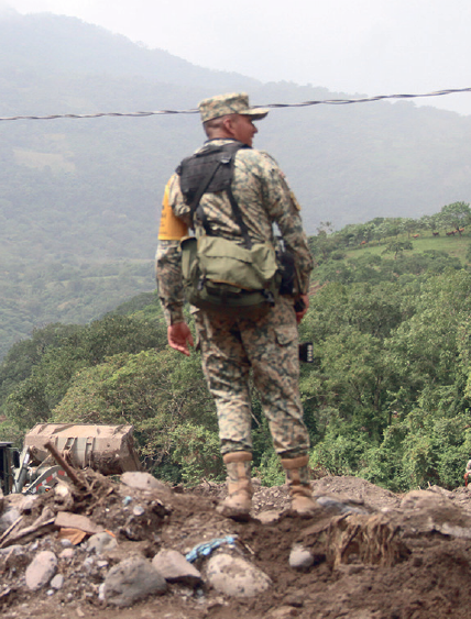 Ejército atiende desastre en Huehuetla