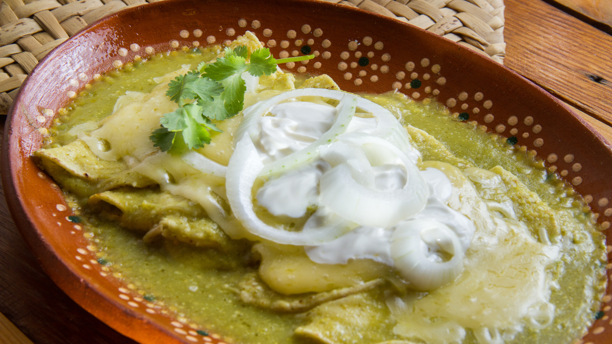 ¿Sabes el origen de las enchiladas suizas? Te decimos dónde nació este platillo y la receta