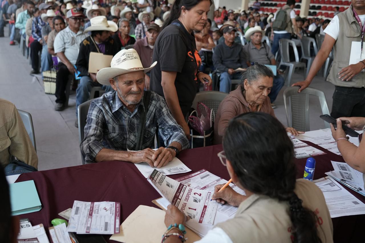 Entregan vales, despensas y medicinas a afectados por lluvias en Hidalgo