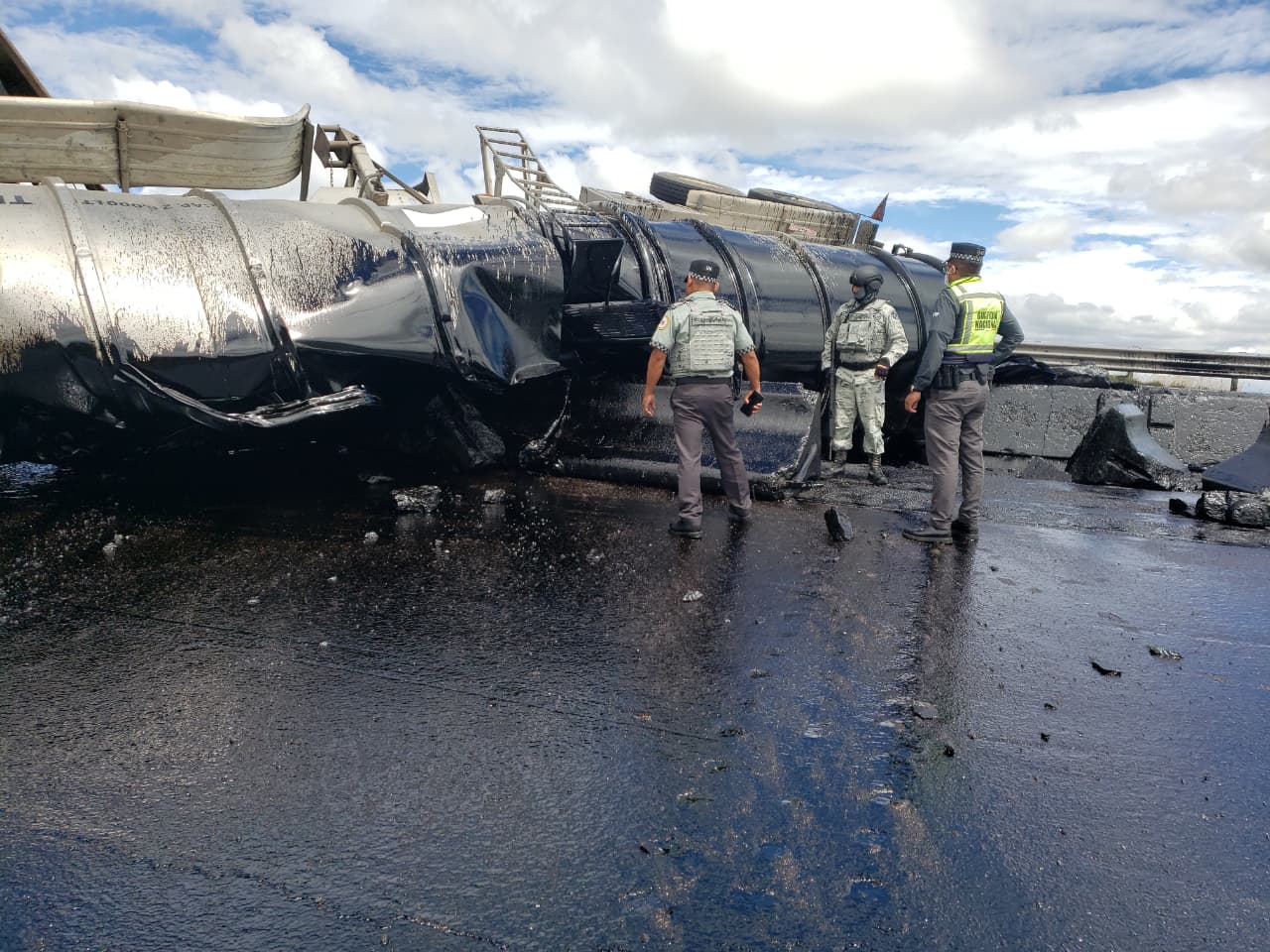 Pipa cargada con diésel explota en la carretera México–Puebla