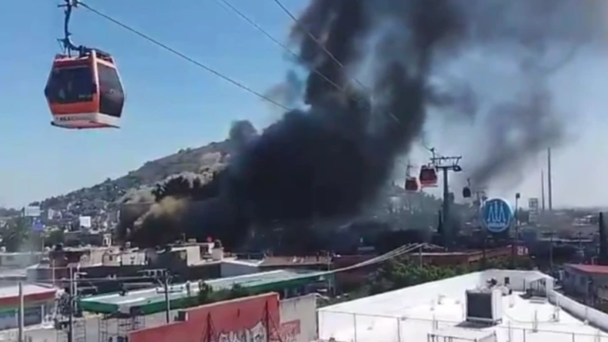 VIDEO | Fuerte incendio en fábrica de colchones en Ecatepec; servicio de Mexicable está suspendido