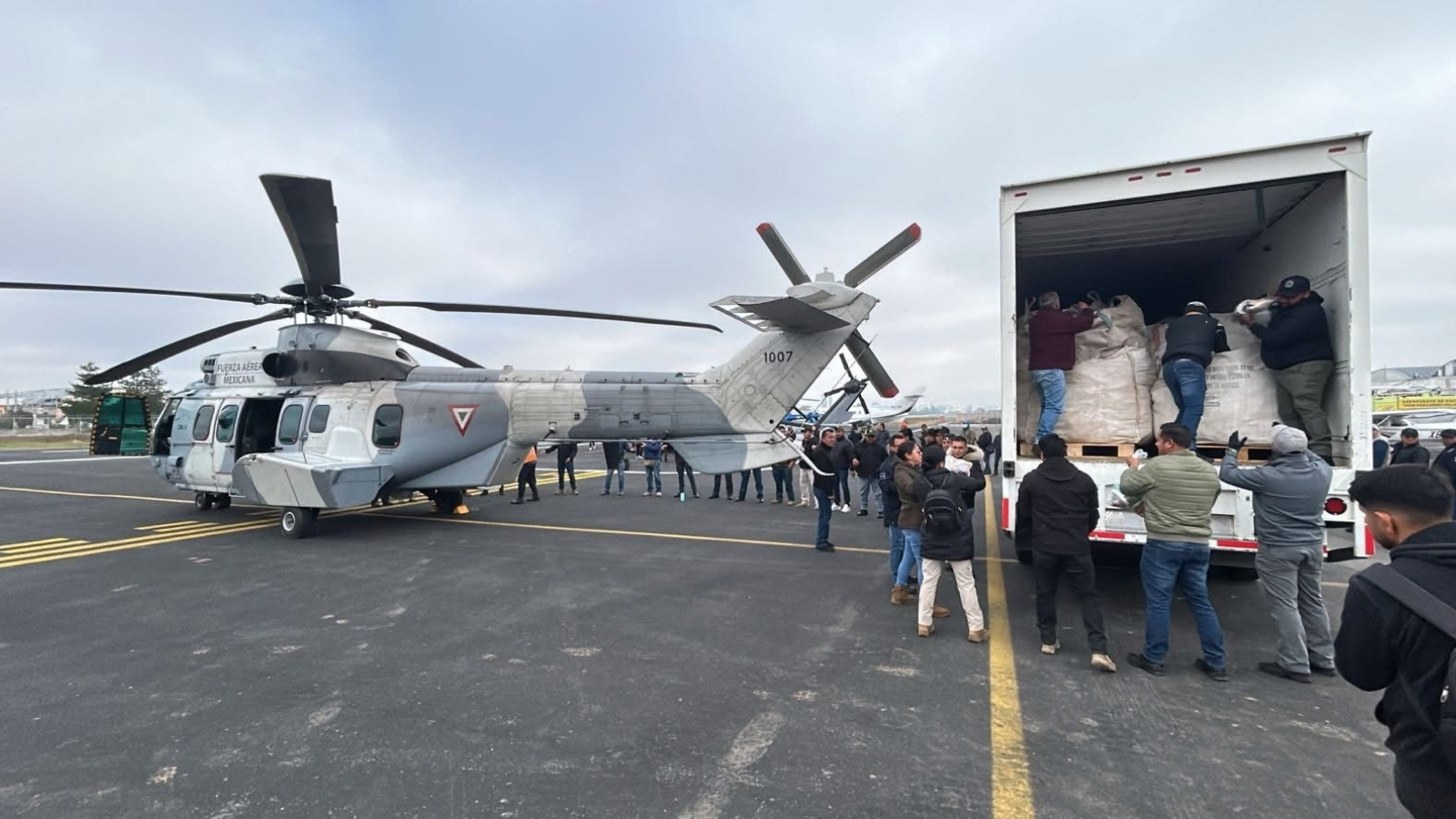 Helicóptero lleva alimentos y agua a comunidades afectadas en Hidalgo