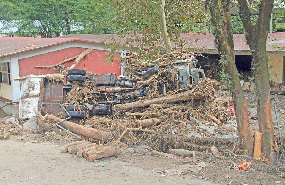 Escombros en Huehuetla tras el paso de Priscilla