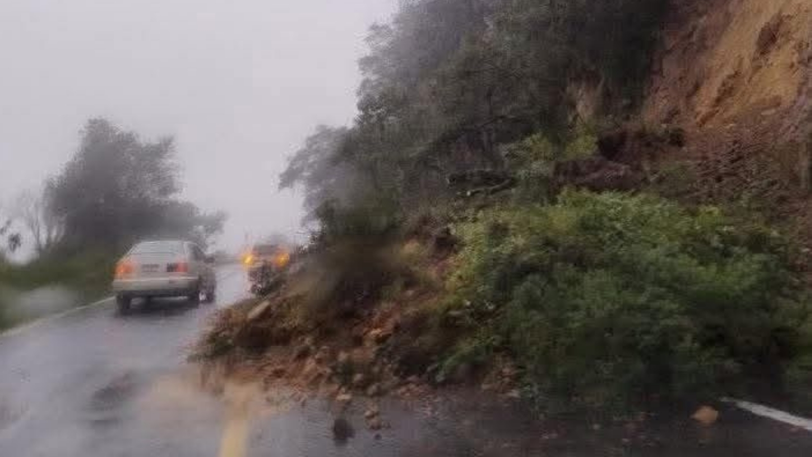 Lluvias causan deslaves y accidentes en zona metropolitana
