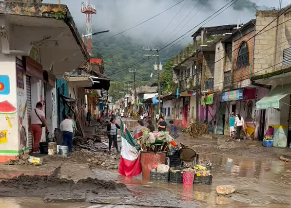 “¡Necesitamos apoyo!”: habitantes de Huehuetla sacan lodo de sus casas tras inundación