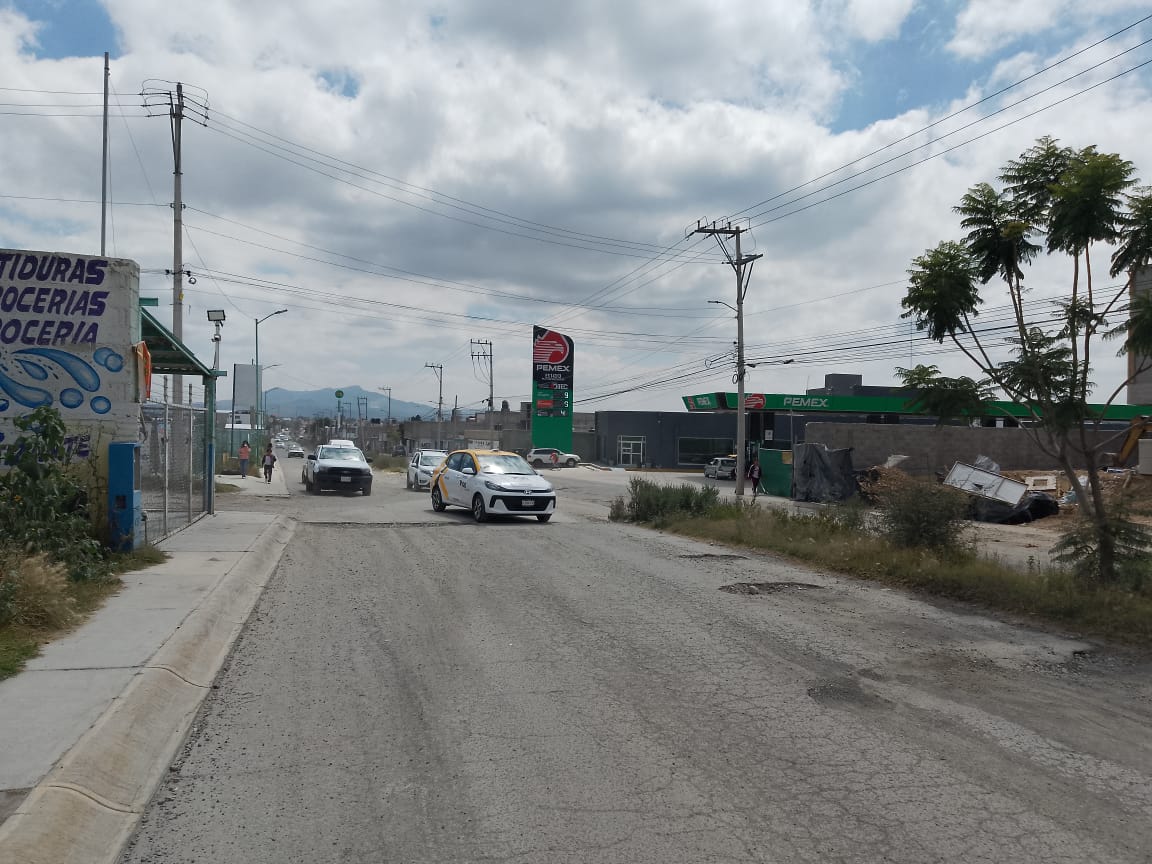 Grupo de choque retira con violencia manifestantes en Mineral de la Reforma