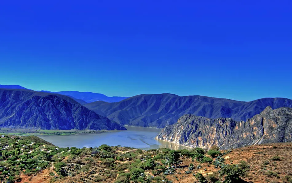 Desborda río Metztitlán y deja parcialemente incomunicadas 14 comunidades