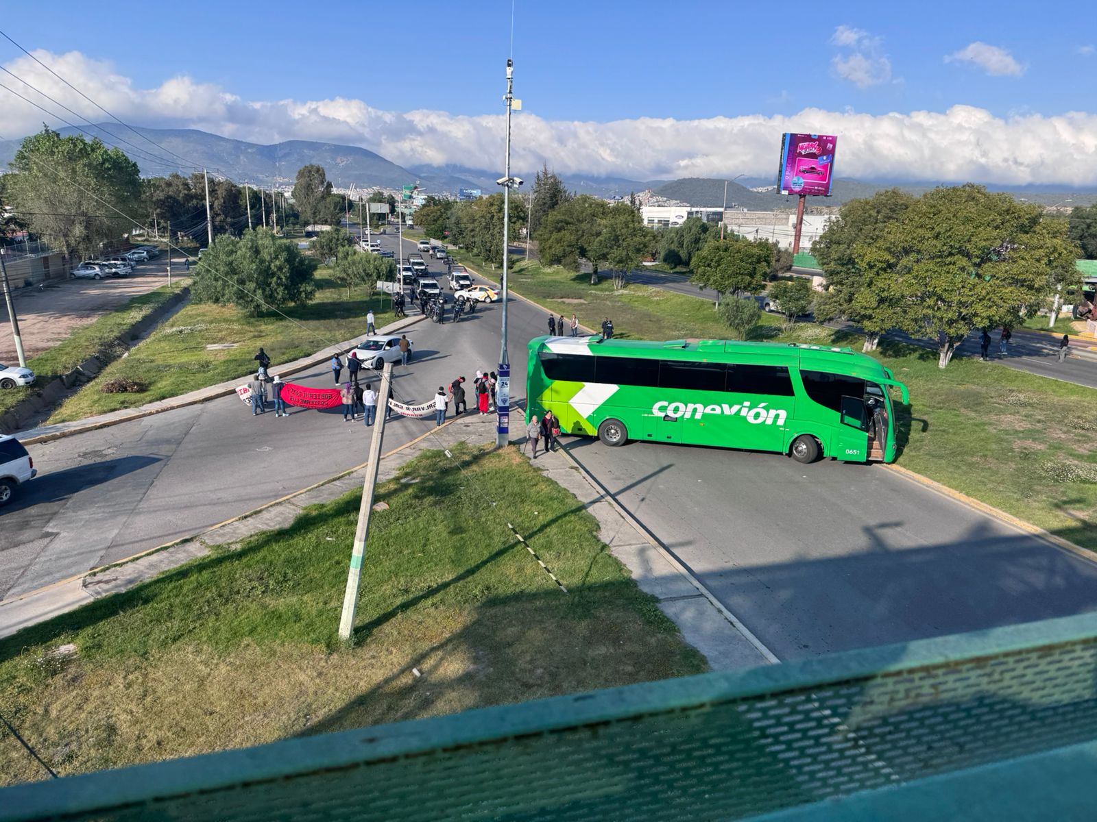 Estudiantes del Mexe bloquean el bulevar Felipe Ángeles