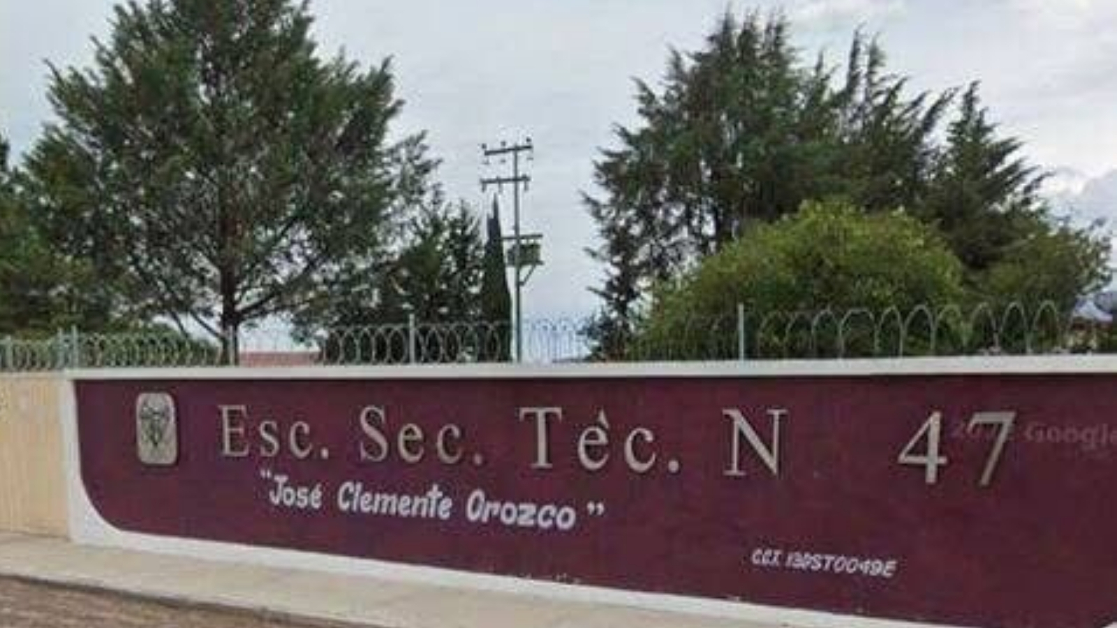 Padres bloquean acceso a secundaria tras robo en plantel de Tepeapulco