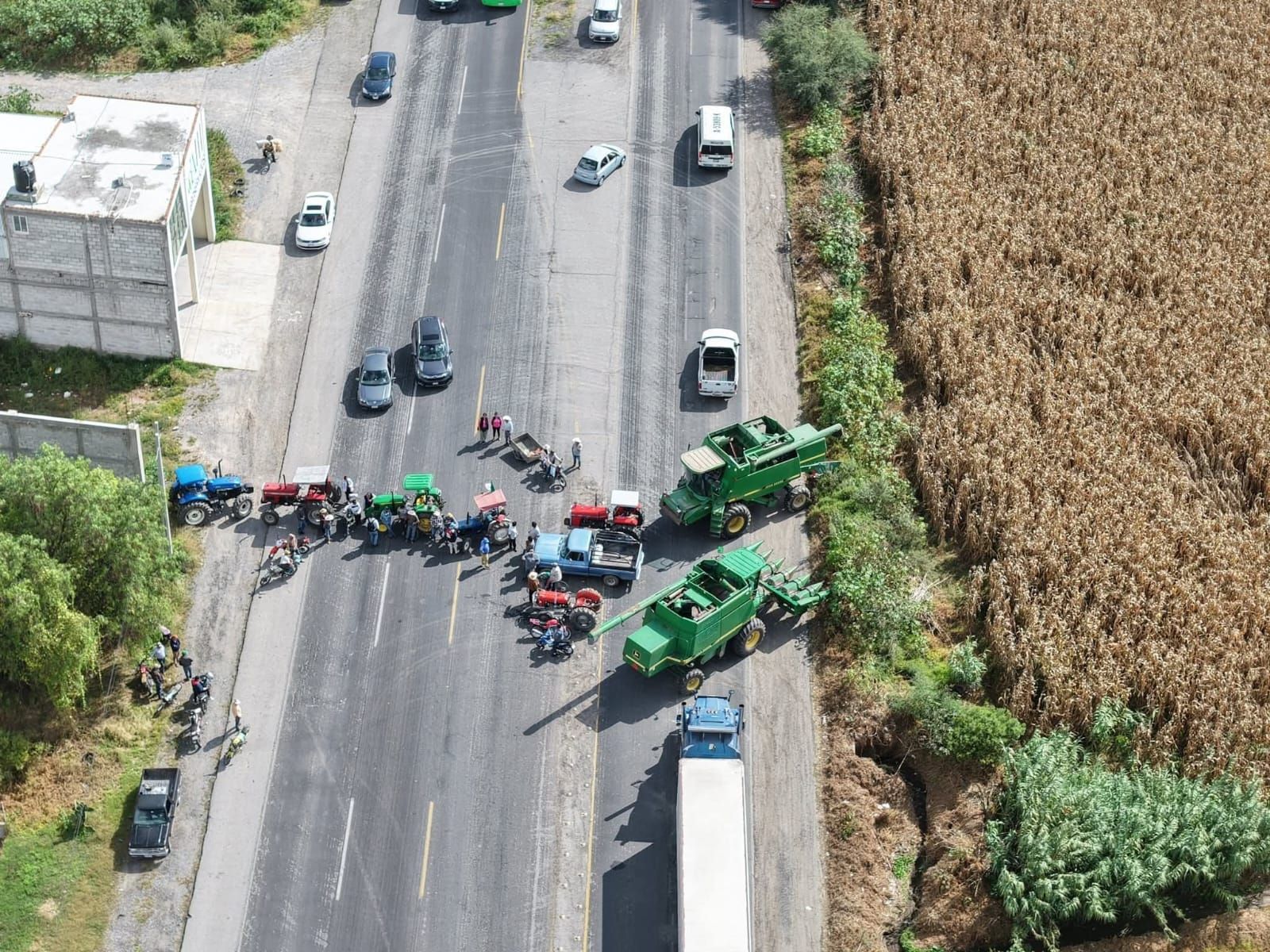 Productores de maíz cierran carreteras en Hidalgo en protesta nacional
