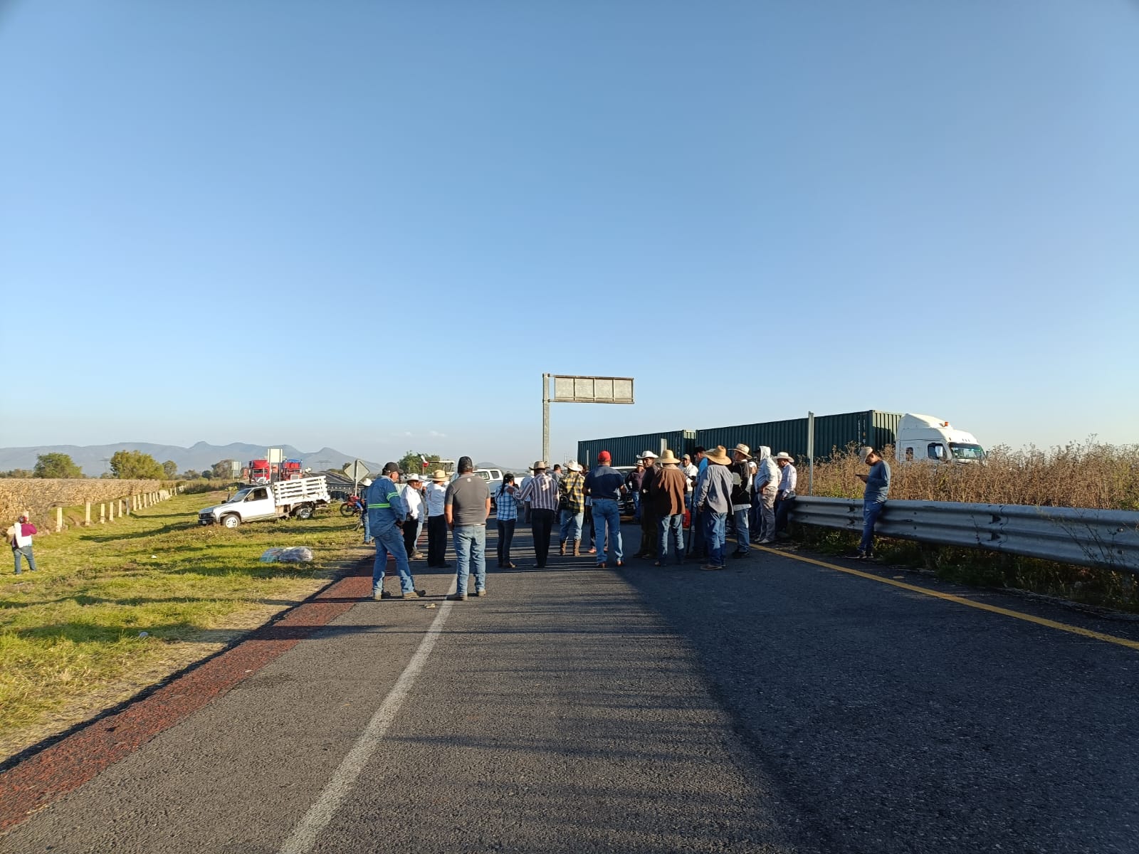 Campesinos de Tula retiran bloqueo del Arco Norte tras agresiones, analizan retomarlo