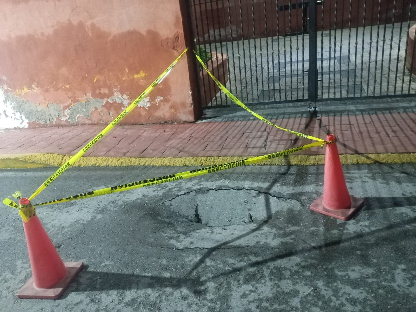 Se abre socavón en zona centro de Ixmiquilpan