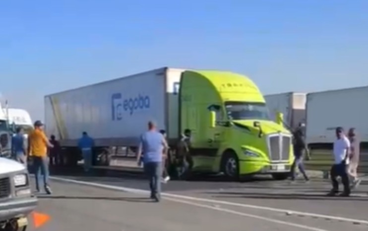 Tractocamión irrumpe en bloqueo del Arco Norte; generan caos y pánico entre automovilistas