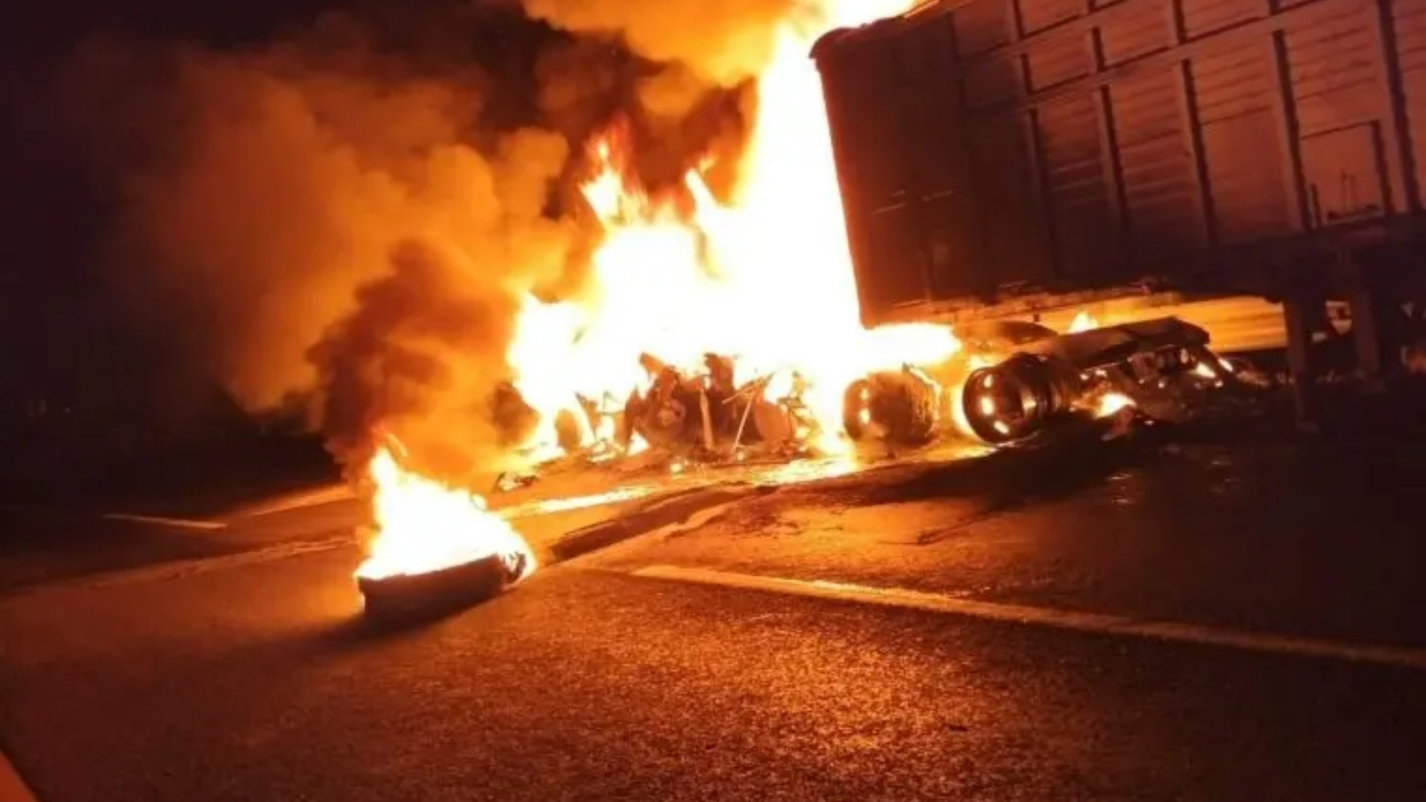 Tráiler arde en llamas en Singuilucan