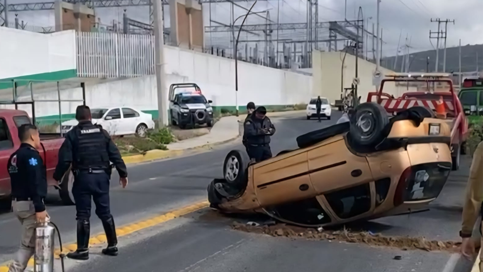 Vehículo vuelca en Mineral de la Reforma