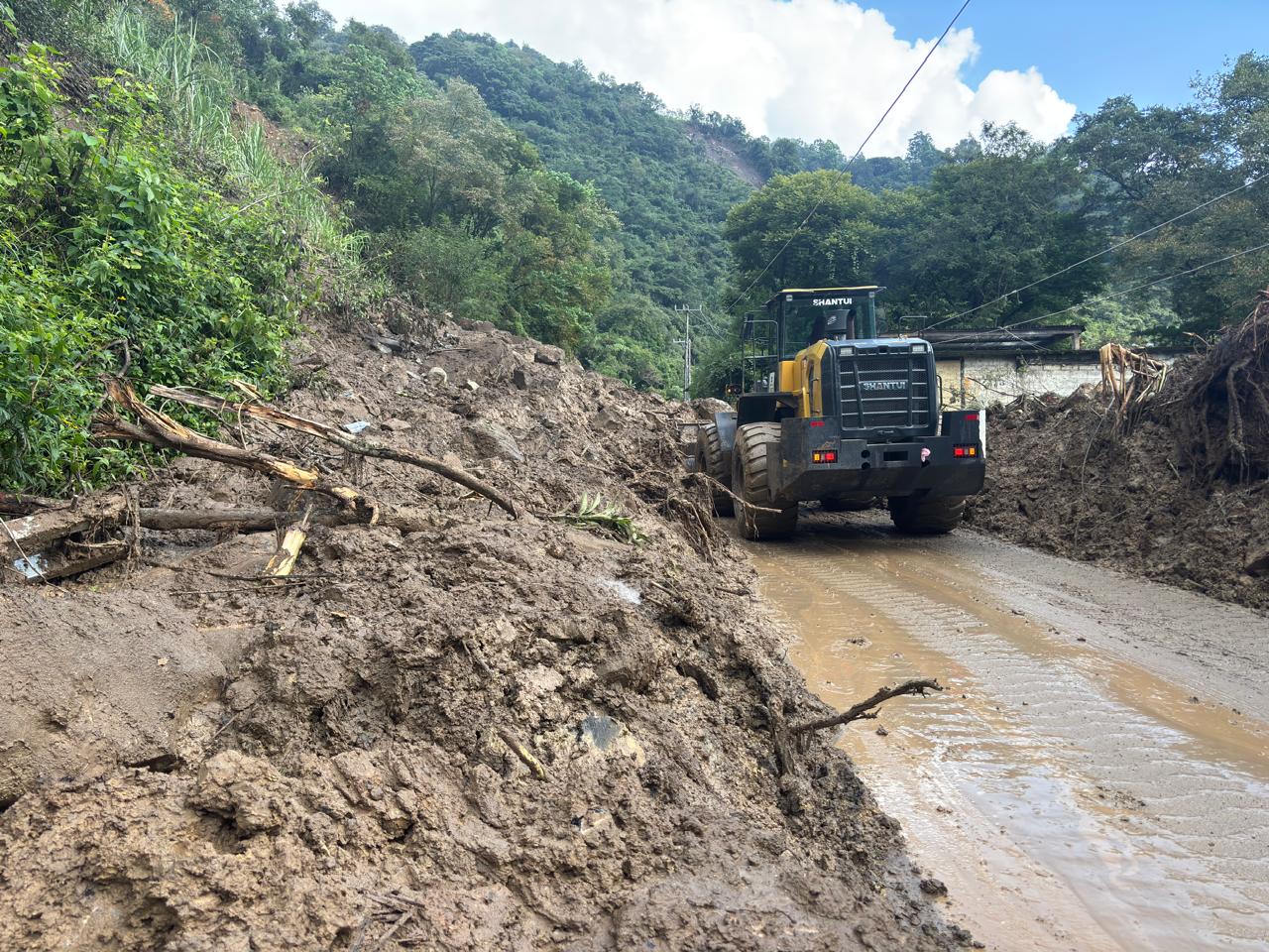 Continúan trabajos para la apertura de caminos en 43 municipios de Hidalgo afectados por lluvias