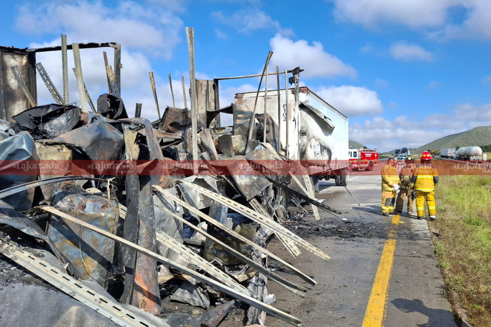 Fuerte accidente entre tráileres en Arco Norte provoca incendio y cierre de autopista