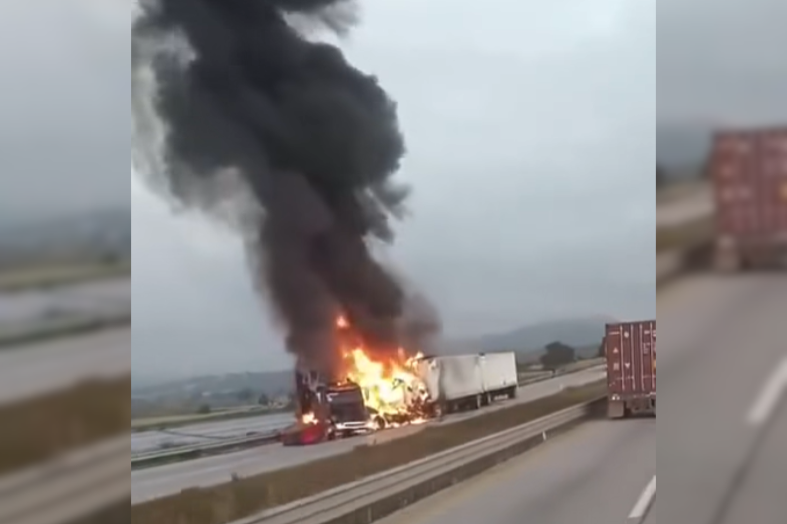 Choque de tráileres en el Arco Norte provoca incendio y cierre total hacia Puebla. Autoridades trabajan en la zona.
