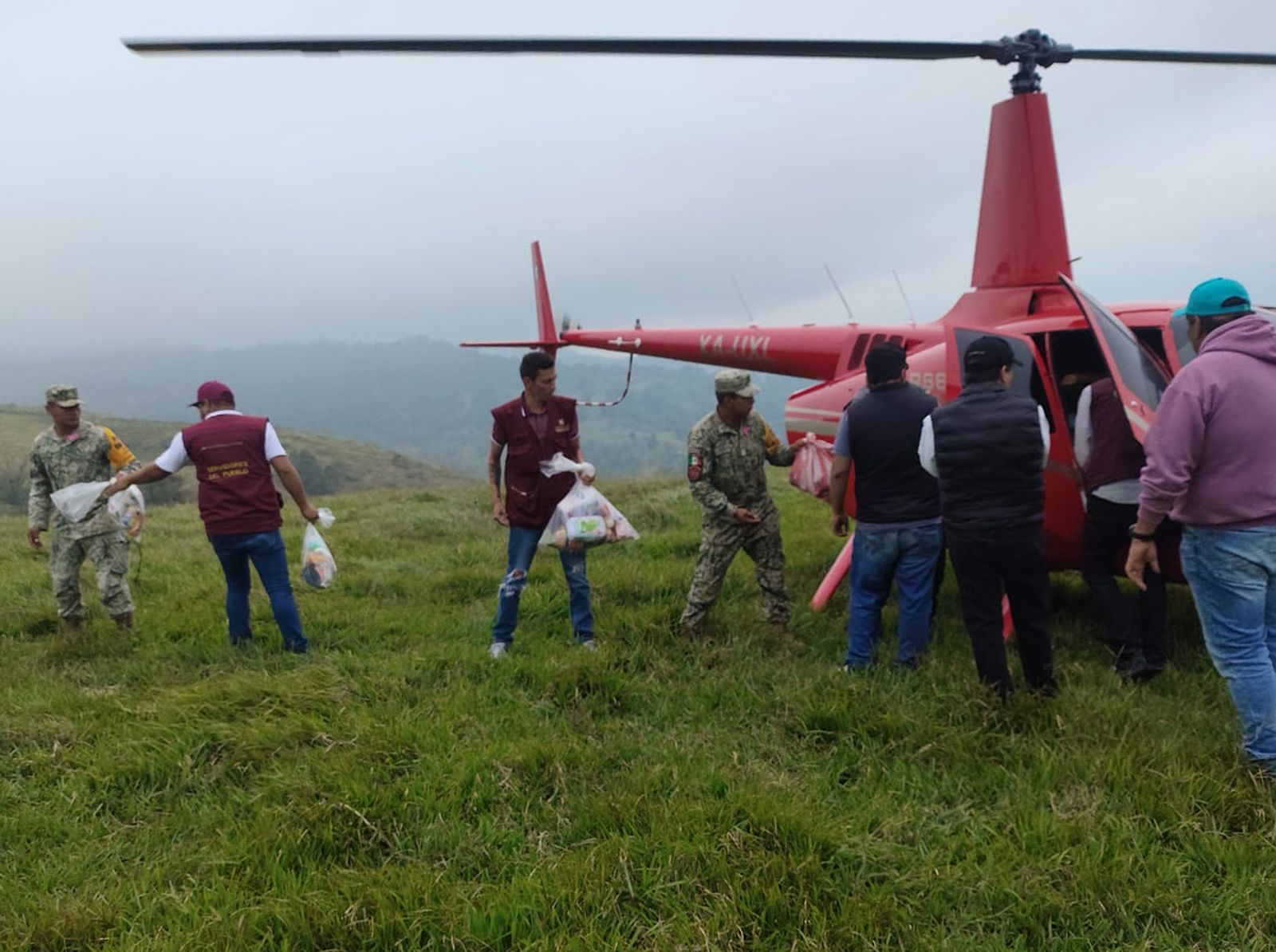 Sebiso Hidalgo entrega víveres a damnificados por huracán Priscilla