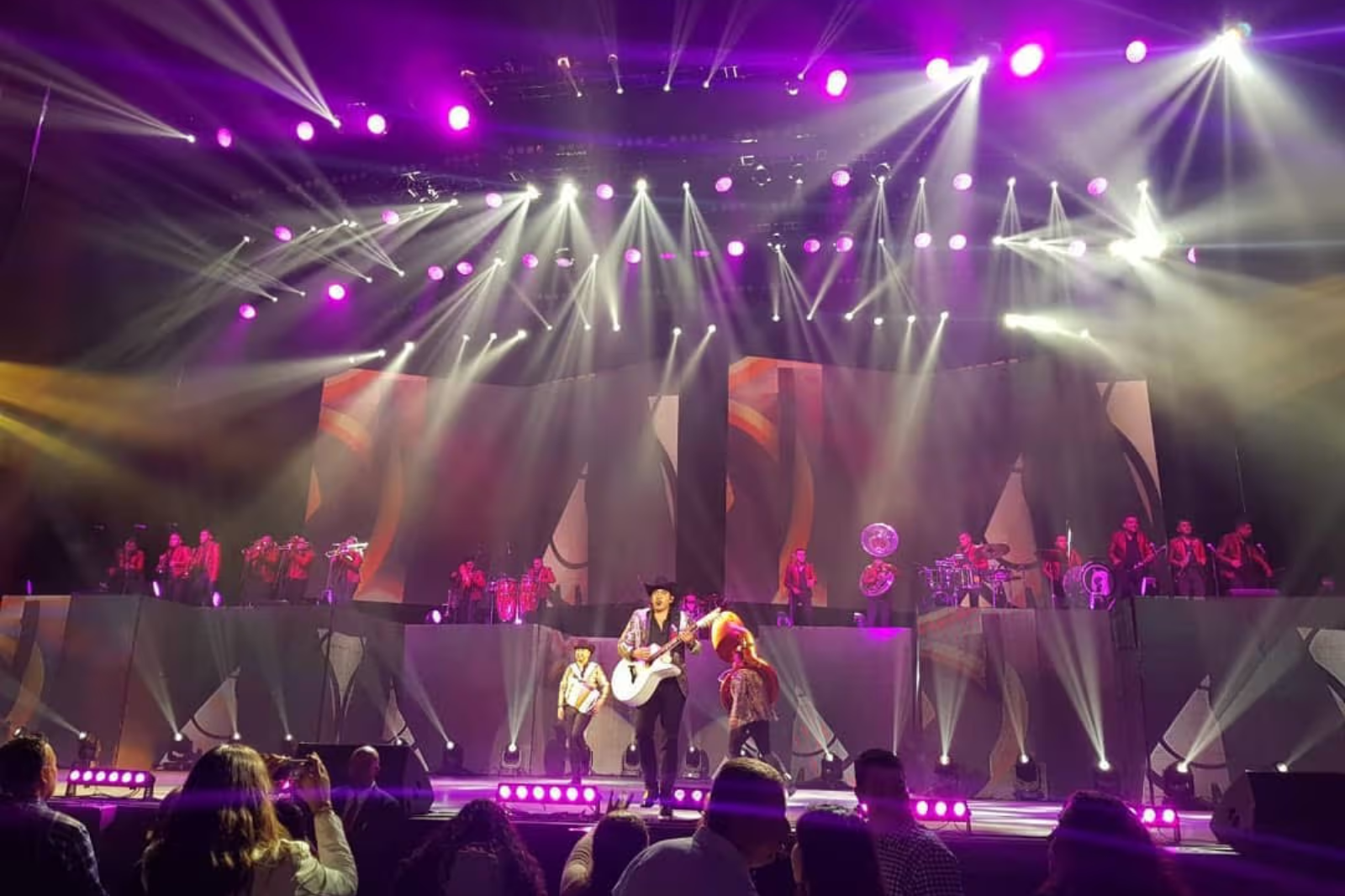 Noche de fiesta en el Teatro del Pueblo Pachuca 2025 con Calibre 50 y Banda Carnaval