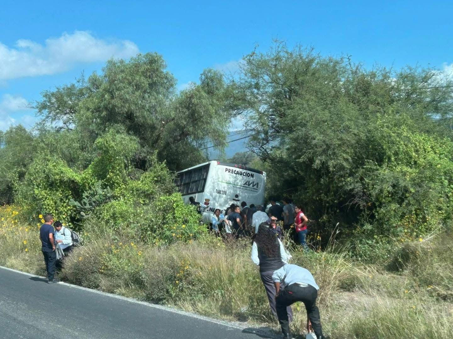 Camión de pasajeros sale de la carretera en Hidalgo