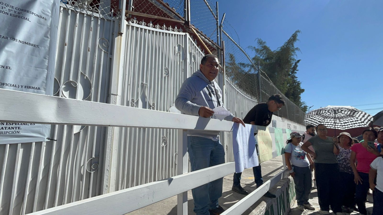 Pachuca: padres de familia cierran primaria, retienen a maestros y evitan la entrada a alumnos