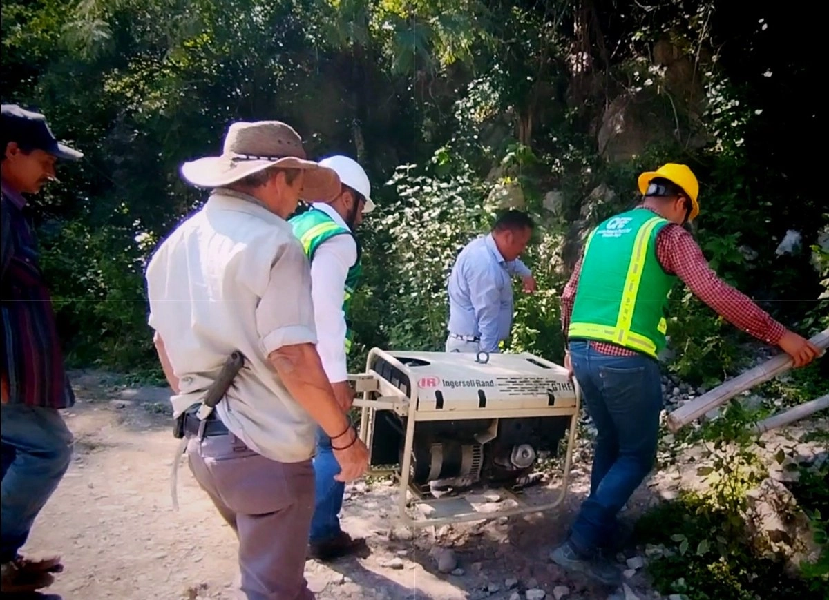 Jacala: sortean piedras y lodo para llevar planta de luz a Comatitlán