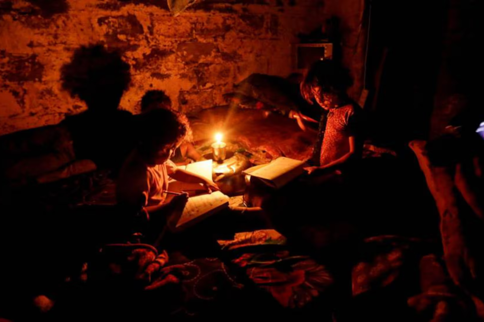 Miles aún sin luz en Hidalgo: CFE promete restablecer energía “a toda costa”