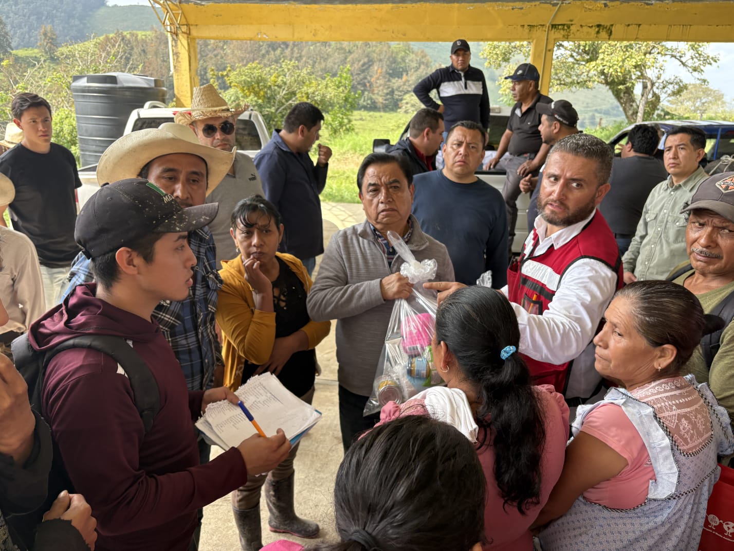 Congreso de Hidalgo entrega más de 400 despensas a damnificados en Zacualtipán