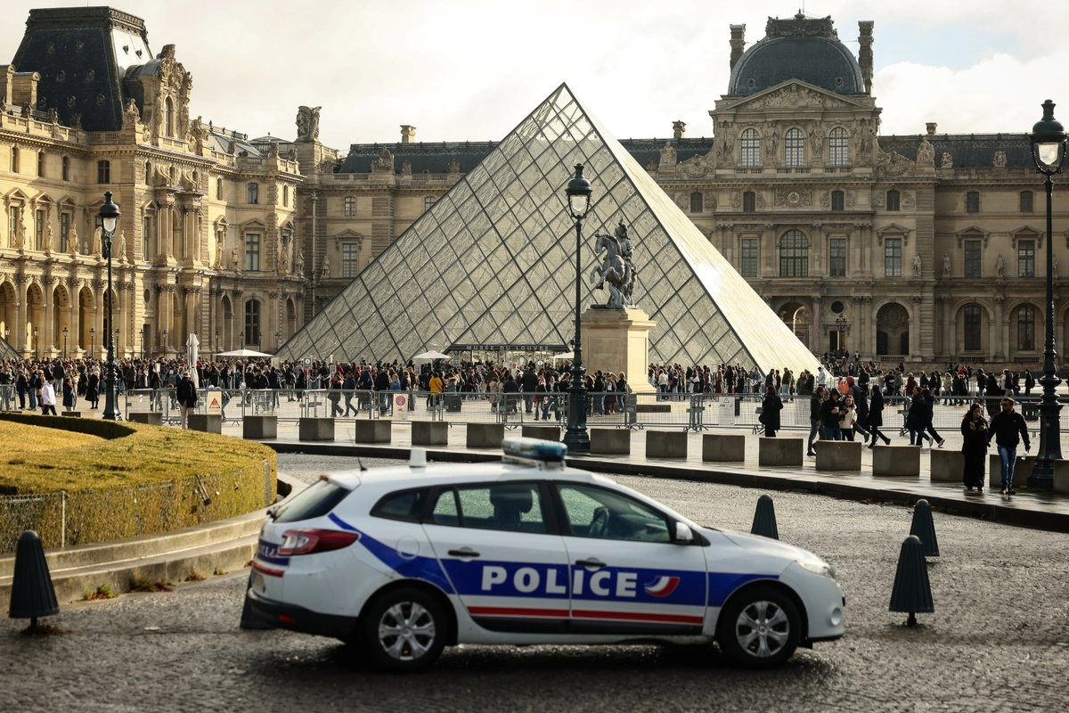 Dos detenidos por robo en el Louvre reconocen “parcialmente” los hechos
