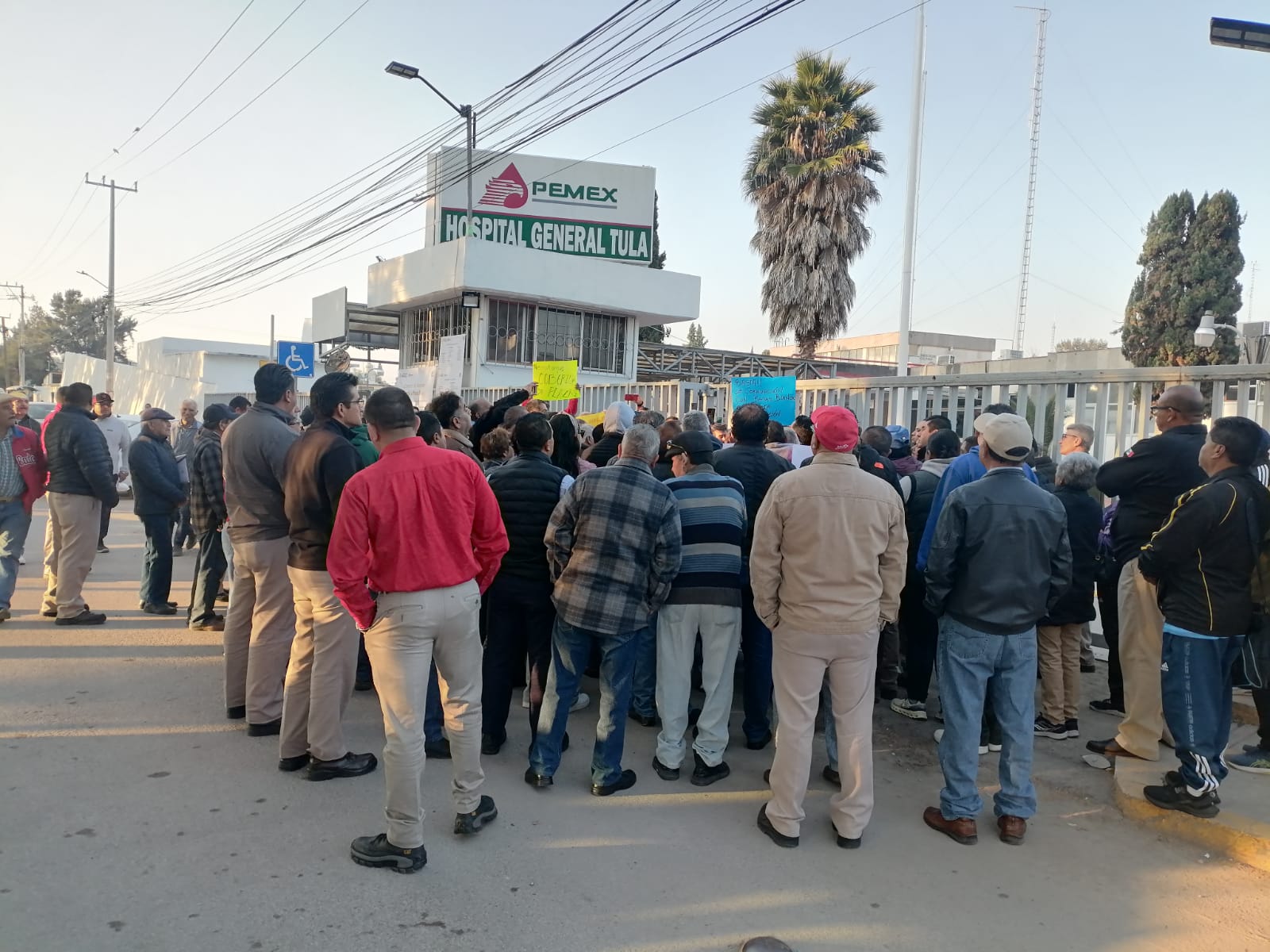 Trabajadores de Pemex protestan en hospital de Tula: exigen medicamentos y mejor servicio