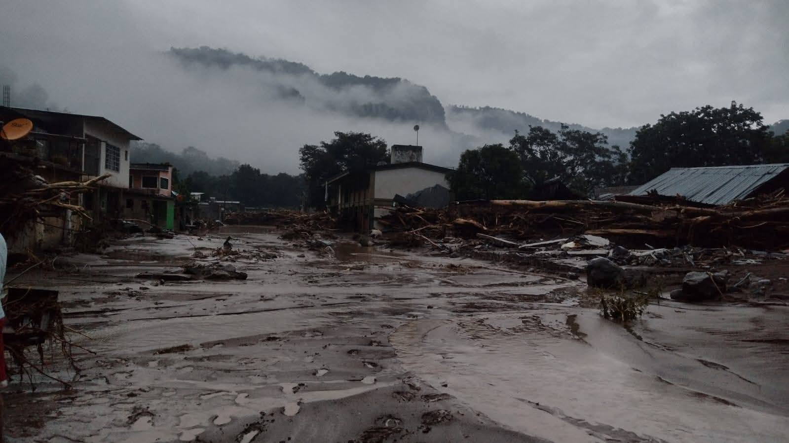 Siguen sin aparecer seis personas arrastradas por la vaguada monzónica; tormentas actuales frenan los rescates.