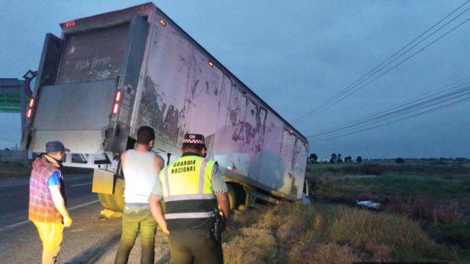 trailer se sale del carril en la México-Pachuca