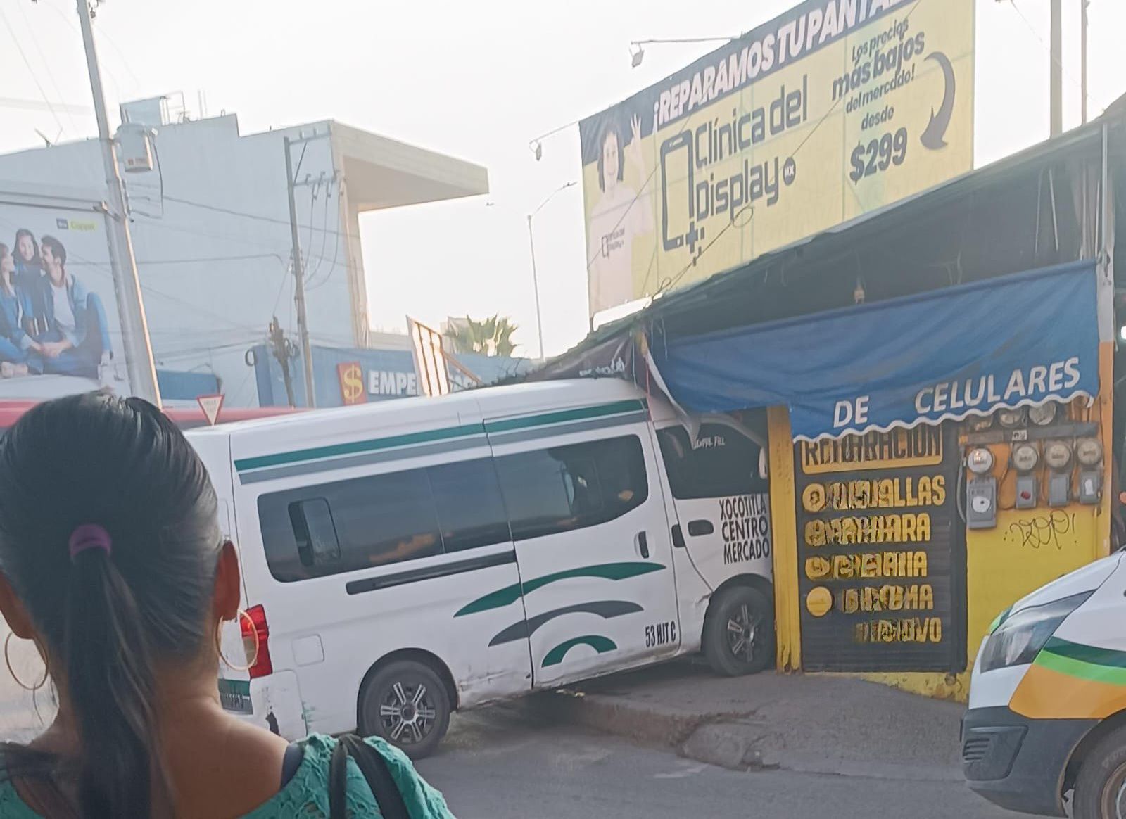Huejutla: combi casi atropella a mujer y choca contra negocio