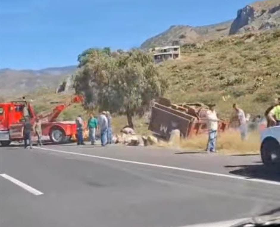 Volcadura de camión provoca caos vial en la Pachuca–Actopan