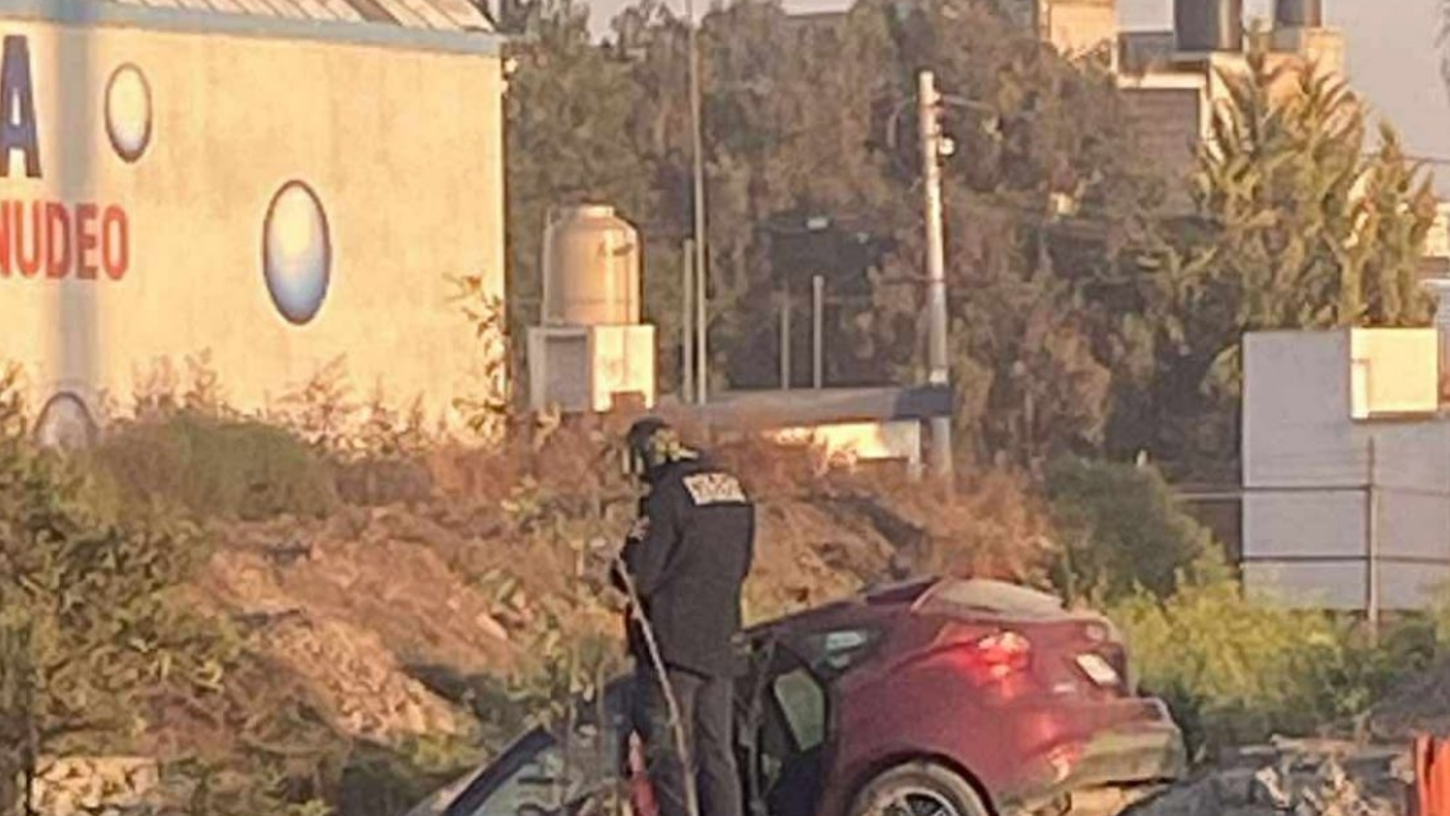 Intentó esquivar el tráfico y terminó en una excavación en Pachuca