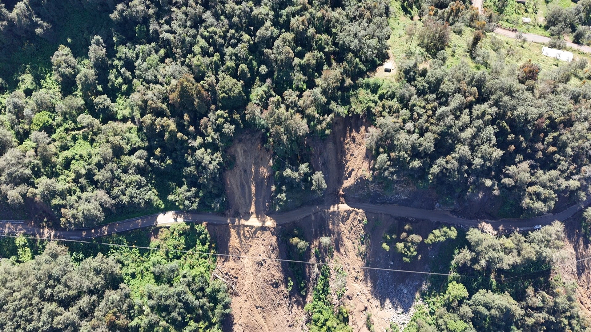 Alerta vial en Tenango de Doria por desprendimiento de rocas en carretera Peña Blanca – El Nanthe