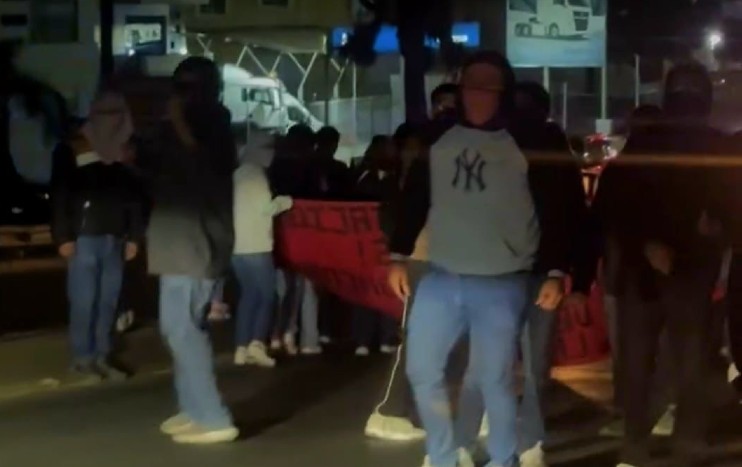 Estudiantes de El Mexe bloquean el bulevar Felipe Ángeles en Pachuca