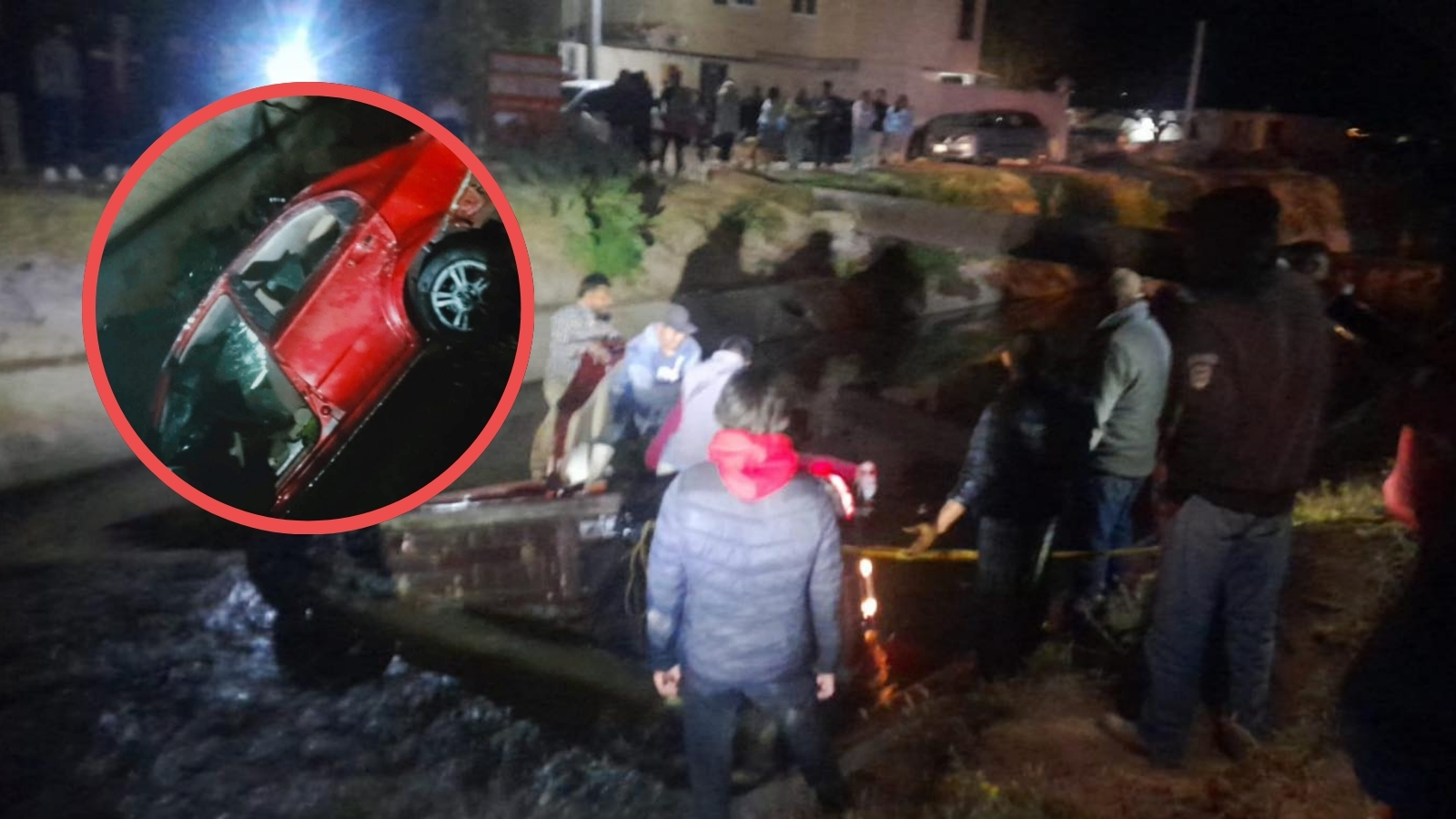 Auto caído en canal de aguas negras en San Salvador.