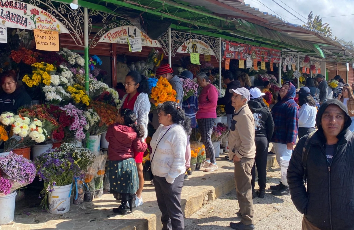 Bajas ventas reportan vendedoras de flores en el panteón municipal de Pachuca