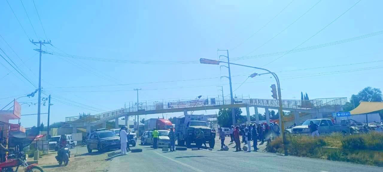 Bloquean la carretera México-Laredo a la altura de San Salvador; acusan incumplimiento de Conagua