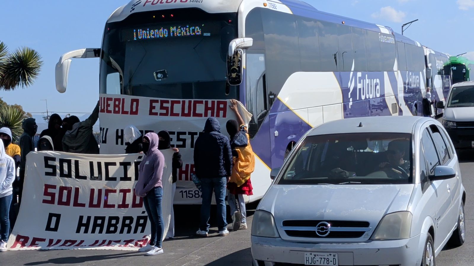 Bloqueos en Pachuca: estudiantes de El Mexe retienen unidades de transporte