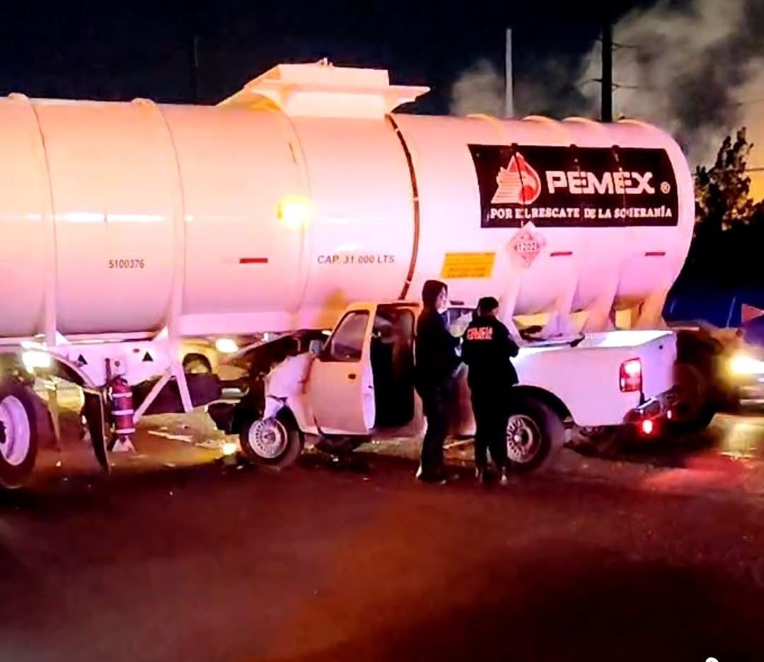 Camioneta se estrella contra pipa en Tula