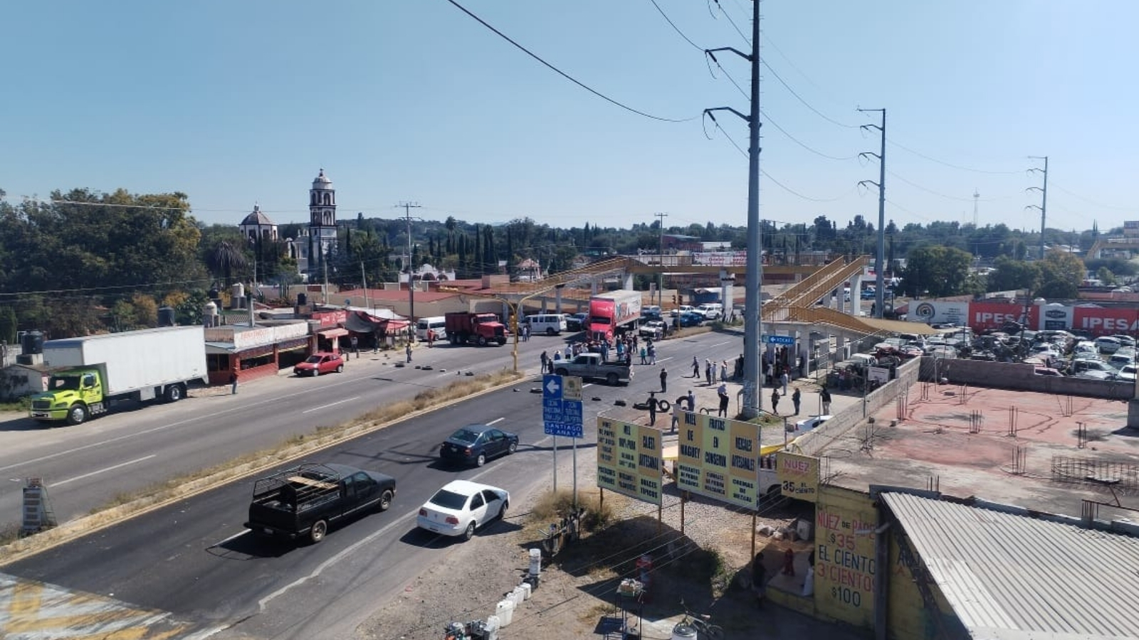 Caos en la México-Laredo: pobladores bloquean la carretera