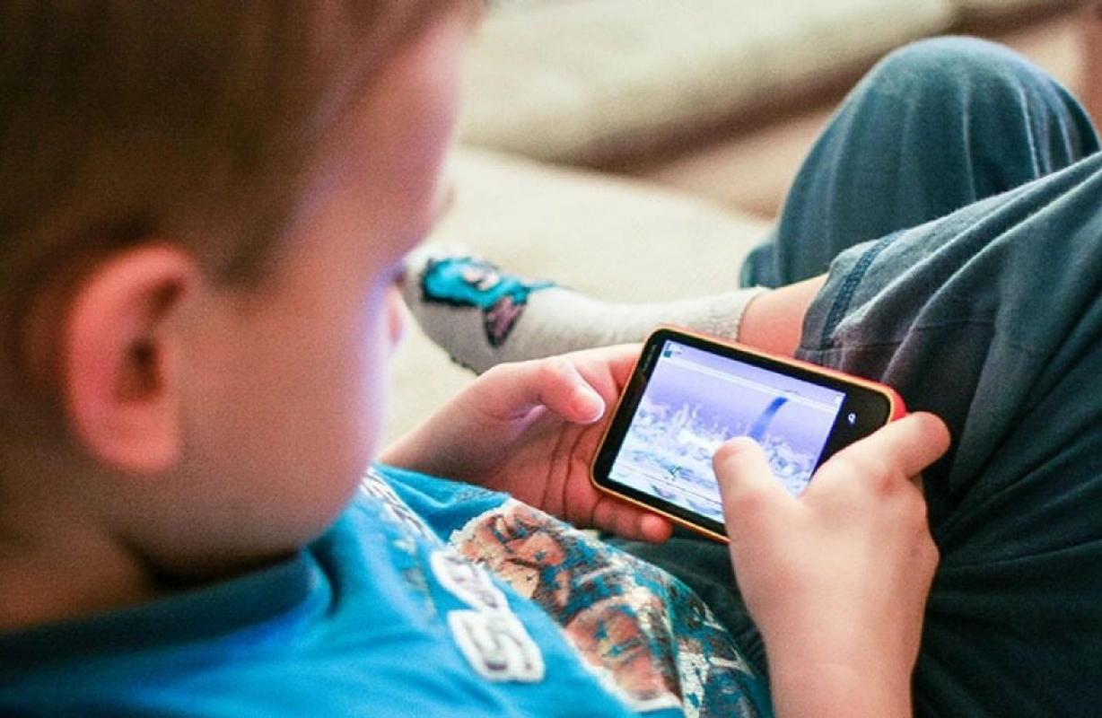 El uso de pantallas en menores de 6 años puede afectar su desarrollo, advierte la OMS y Unicef