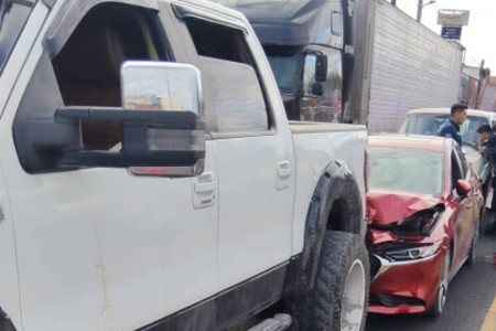 Choque entre 3 automóviles deja lesionada a una mujer embarazada en Ixmiquilpan