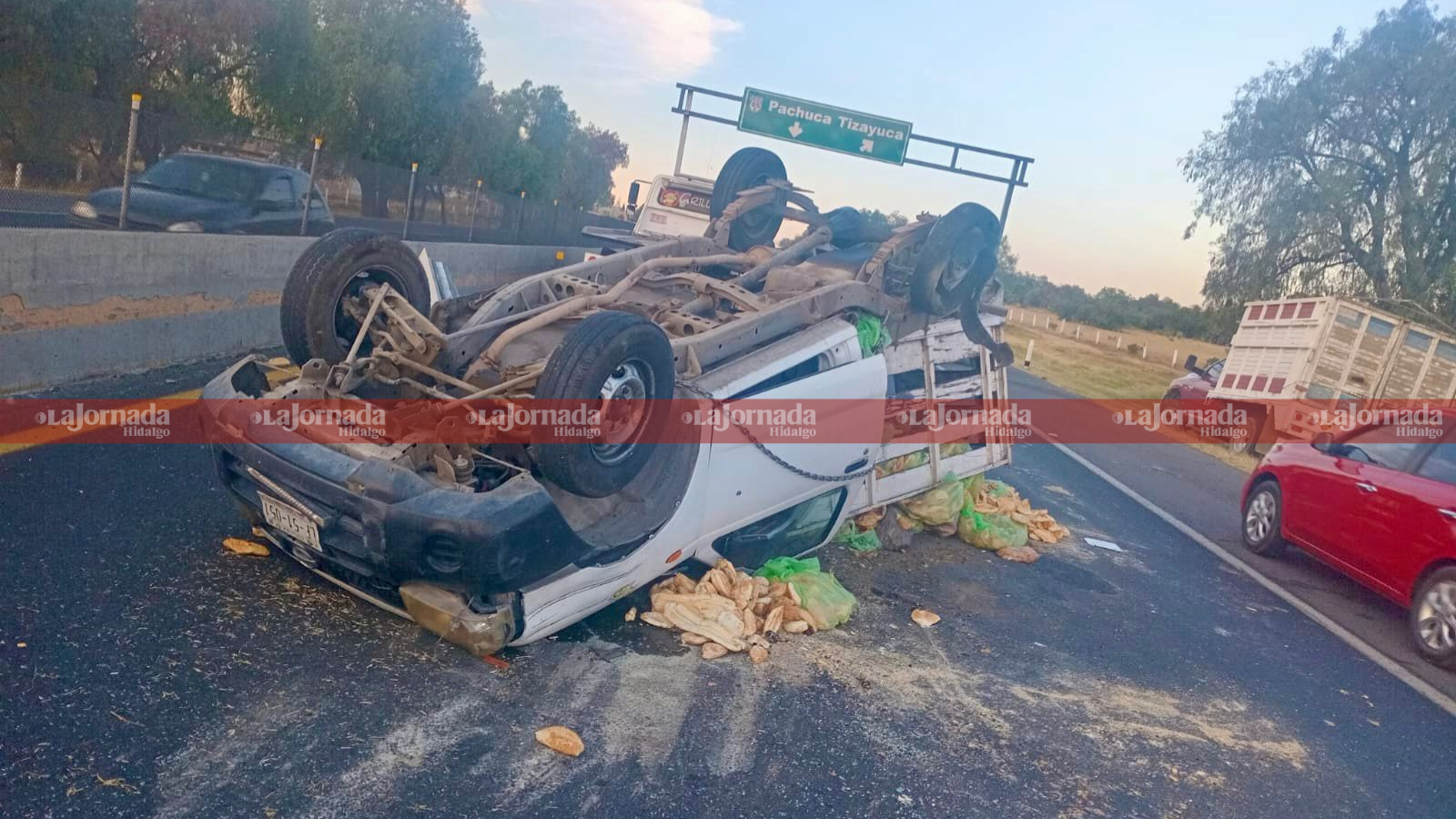 Camión que transportaba pan vuelca en la México-Pachuca