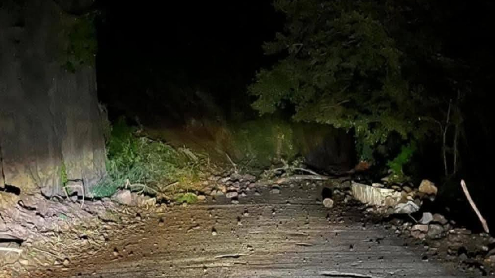 Desgajamiento de cerro provoca cierre total en la carretera Huautla-Tuxpan