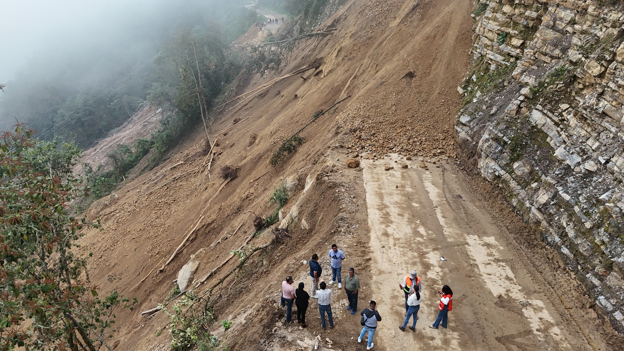 Deslave mantiene incomunicada a comunidad de Tenango de Doria