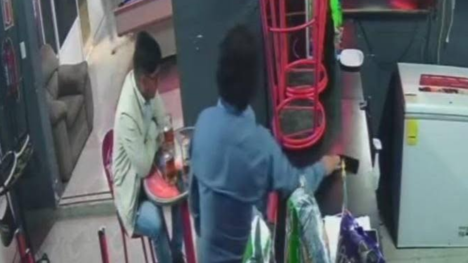 VIDEO | Destituyen a dos funcionarios de San Agustín Tlaxiaca por robo de celular en billar